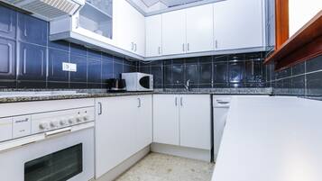 Kühlschrank, Mikrowelle, Ofen, Wasserkocher mit Kaffee-/Teezubehör