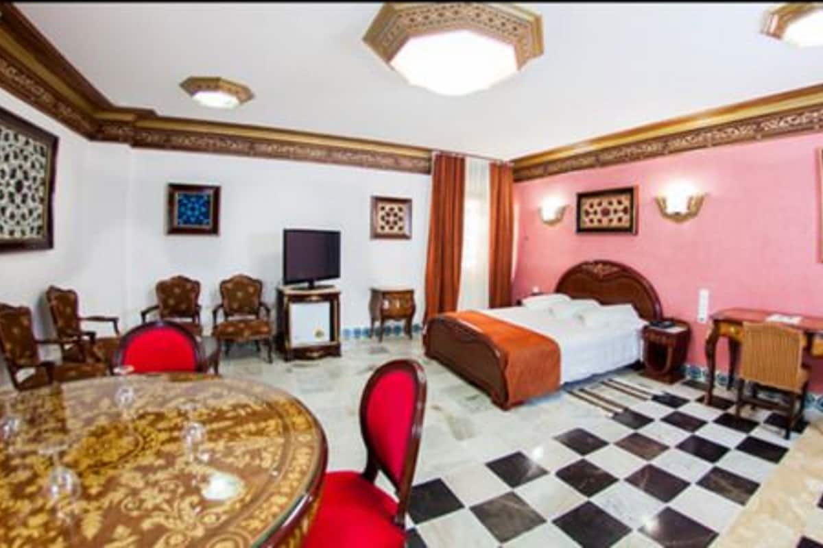 Executive Suite | Minibar, in-room safe, free WiFi, bed sheets