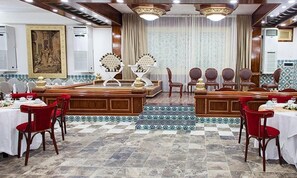 Melayani sarapan, makan siang, dan makan malam