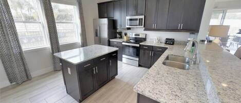 Perhehuvila, poreamme, puutarha-alue | Jaettu keittiö | Jääkaappi, mikroaaltouuni, uuni