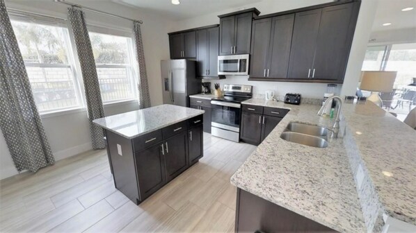 Perhehuvila, poreamme, puutarha-alue | Jaettu keittiö | Jääkaappi, mikroaaltouuni, uuni