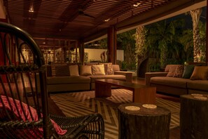 Flat-screen TV - SuperNova Private Boutique Retreat Villa (Canggu)
