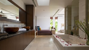 Baignoire et douche séparées, baignoire profonde