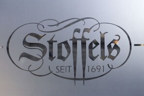 Un logotipo con el texto 'Stoffels' y el año '1691'.