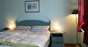 Escritorio, sistema de insonorización, wifi gratis y ropa de cama 