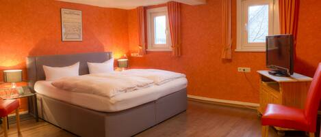 雙人房 | 書桌、隔音、免費 Wi-Fi、床單