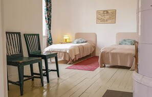 3 bedrooms, travel crib, free WiFi, bed sheets