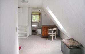 2 bedrooms, travel crib, free WiFi