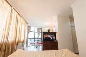 Habitación triple ejecutiva (Senior) | Escritorio, wifi gratis, ropa de cama