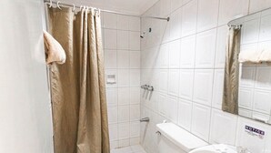 Un baño con ducha, inodoro y lavabo.