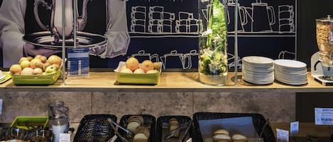 Café da manhã com buffet todos os dias (EUR 9.90 por pessoa)