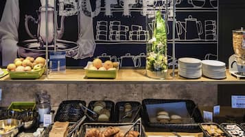 Bữa sáng buffet hàng ngày (9.90 EUR/mỗi người)