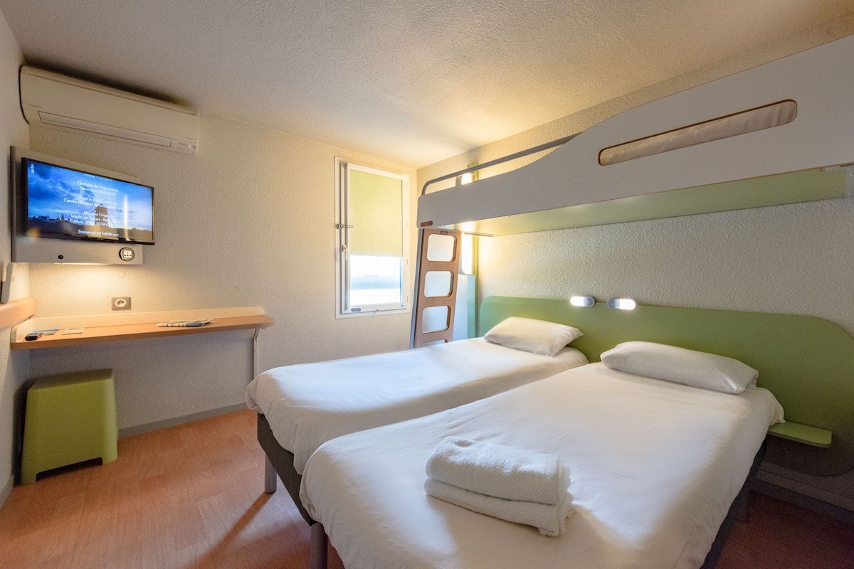 triple room, multiple beds | desk, free wifi, bed sheets