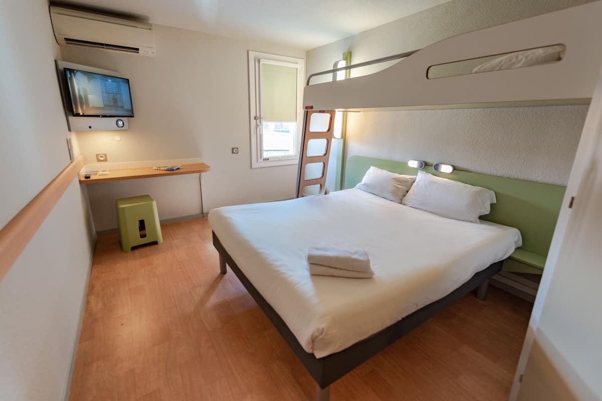 triple room, multiple beds | desk, free wifi, bed sheets