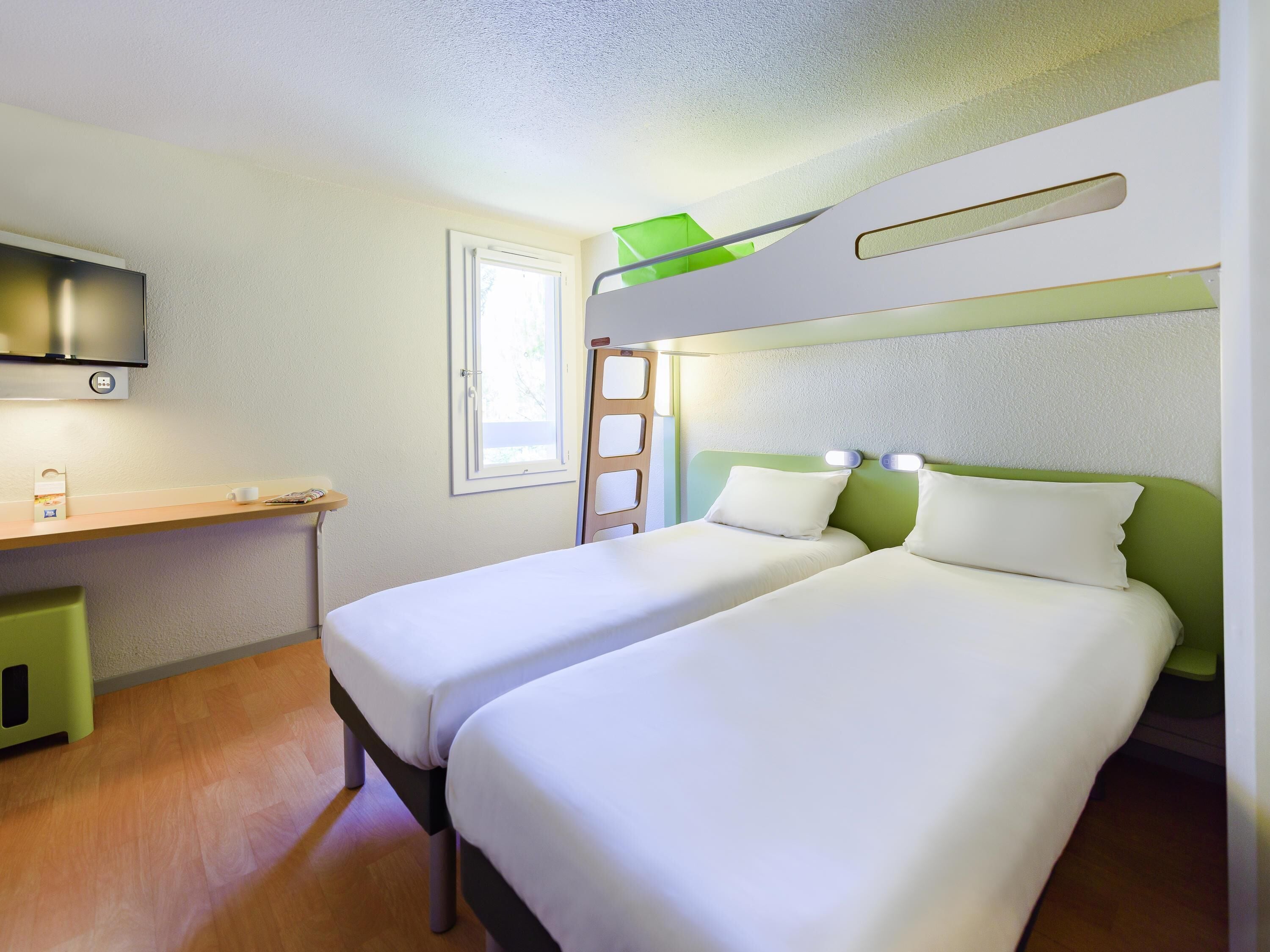 Escritorio, wifi gratis y ropa de cama 