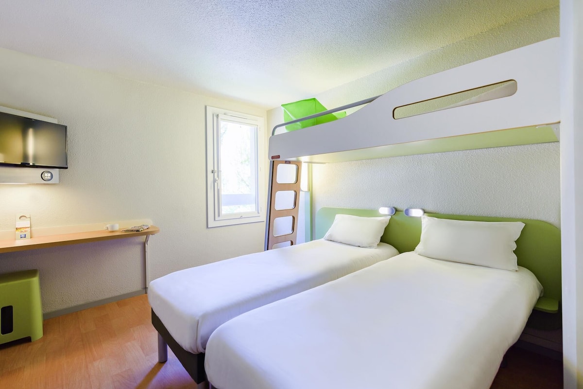 Standard Room, Multiple Beds | Desk, free WiFi, bed sheets