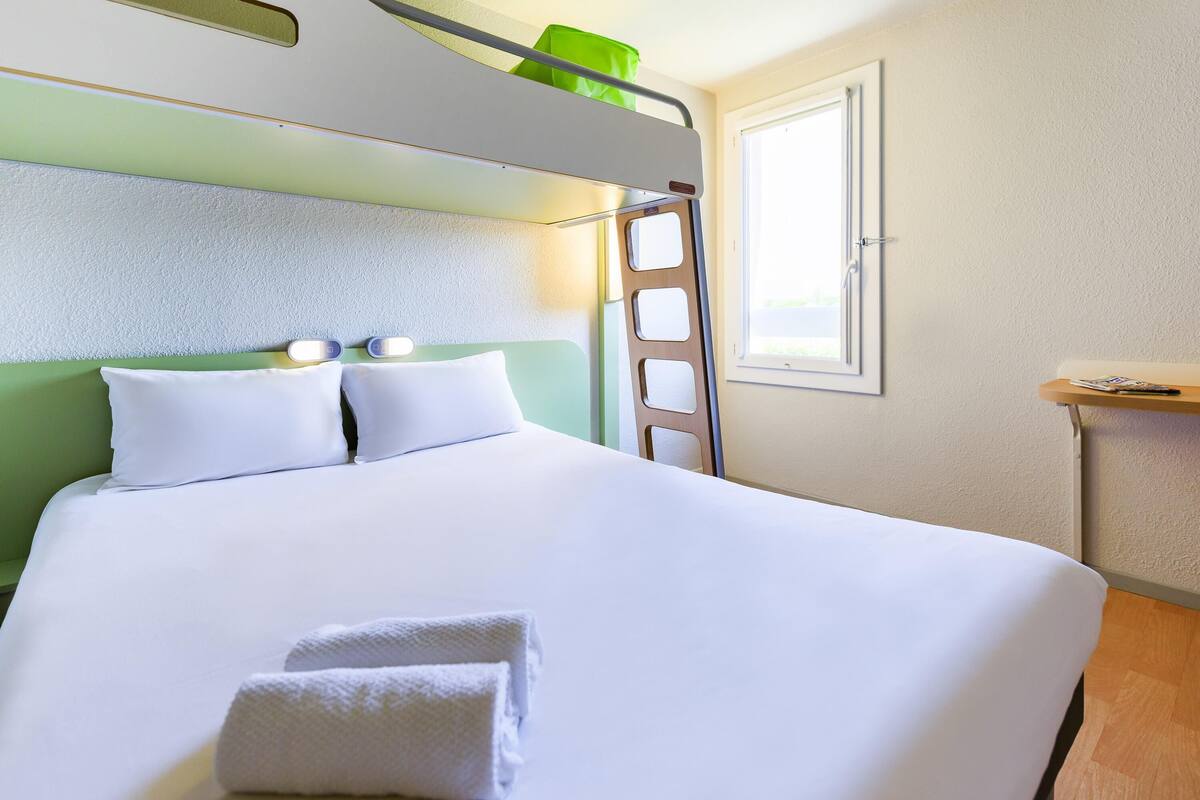 triple room, multiple beds | desk, free wifi, bed sheets