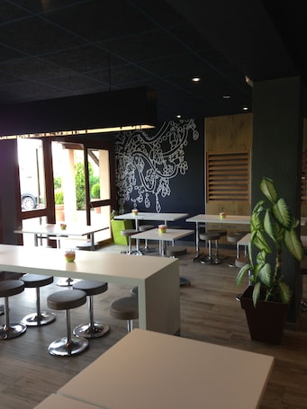 Desayuno buffet diario (EUR 9.90 por persona)