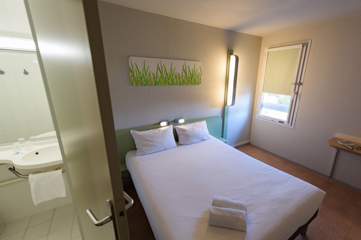 Double Room | Desk, free WiFi, bed sheets