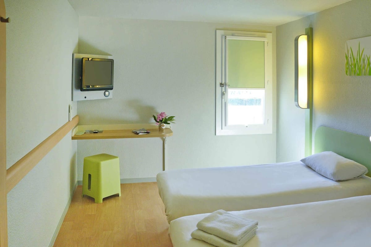 Twin Room, 2 Single Beds | Desk, free WiFi, bed sheets