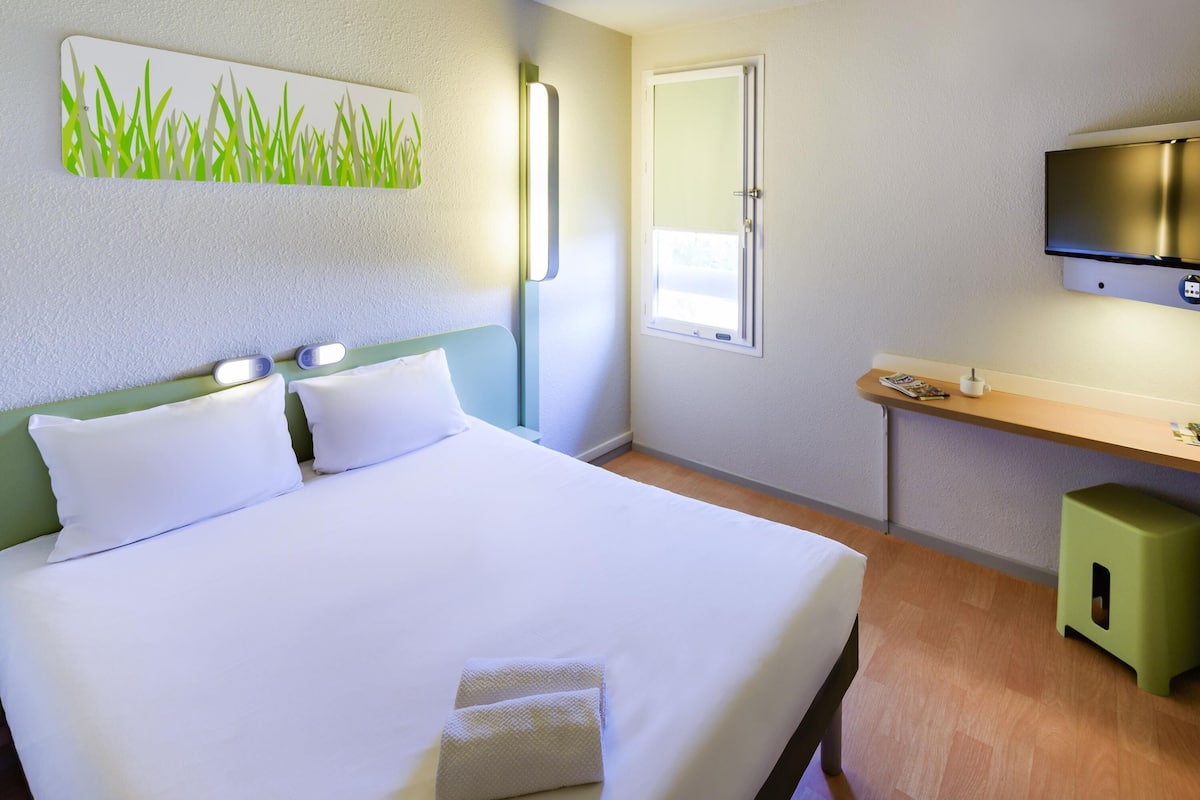 Escritorio, wifi gratis y ropa de cama