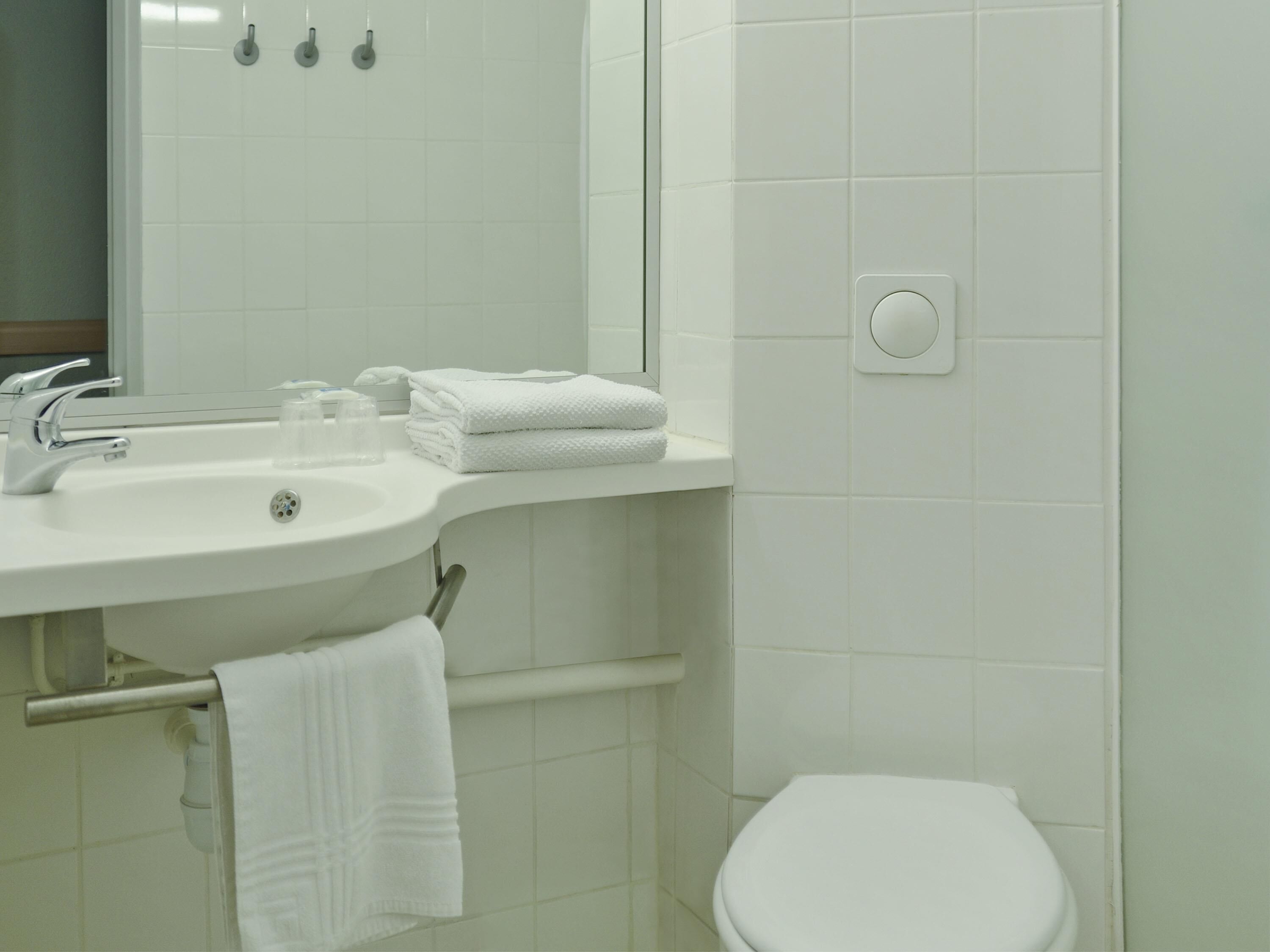 Escritorio, wifi gratis y ropa de cama 