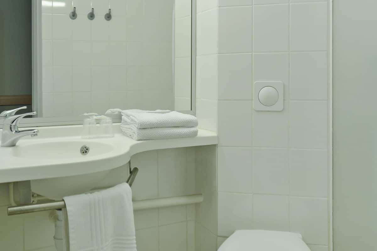 Escritorio, wifi gratis y ropa de cama