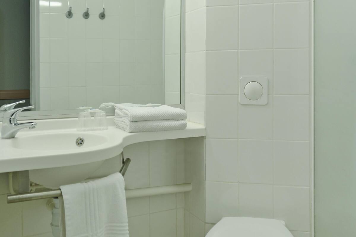 Double Room | Desk, free WiFi, bed sheets