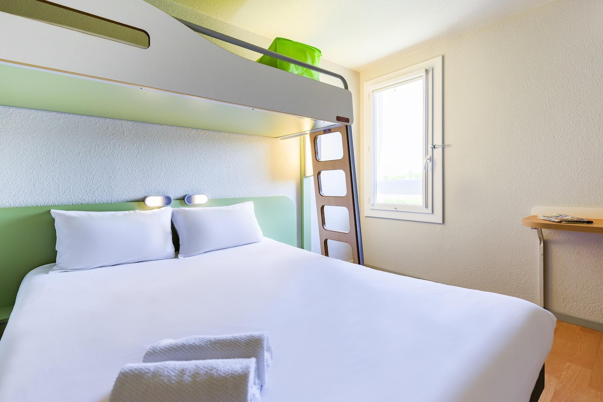 Chambre Triple, plusieurs lits | Bureau, Wi-Fi gratuit, draps fournis