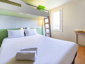 Escritorio, wifi gratis y ropa de cama 