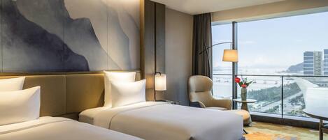 Minibar, caja de seguridad en la habitación y escritorio