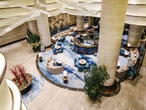 2 bars/lounges, lobby lounge