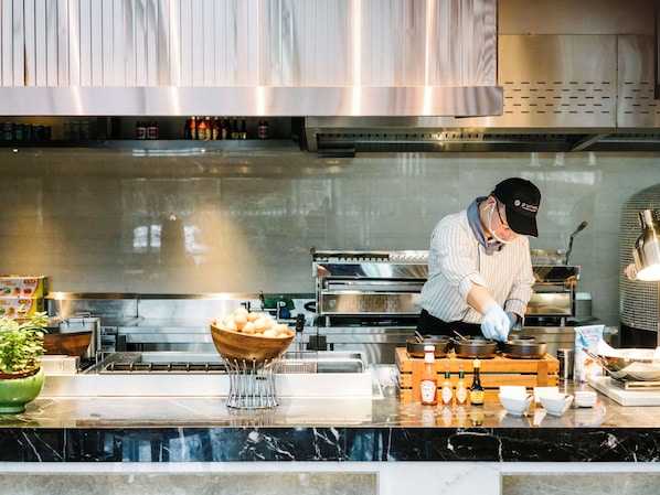 2 restaurants, lunch, dinner served; international cuisine