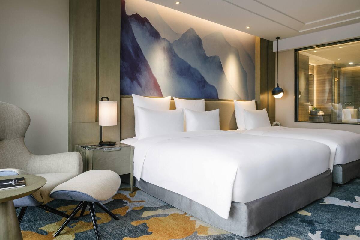 Deluxe Room, 1 King Bed and 1 Single Bed (Family Friendly) | Minibar, in-room safe, desk, laptop workspace