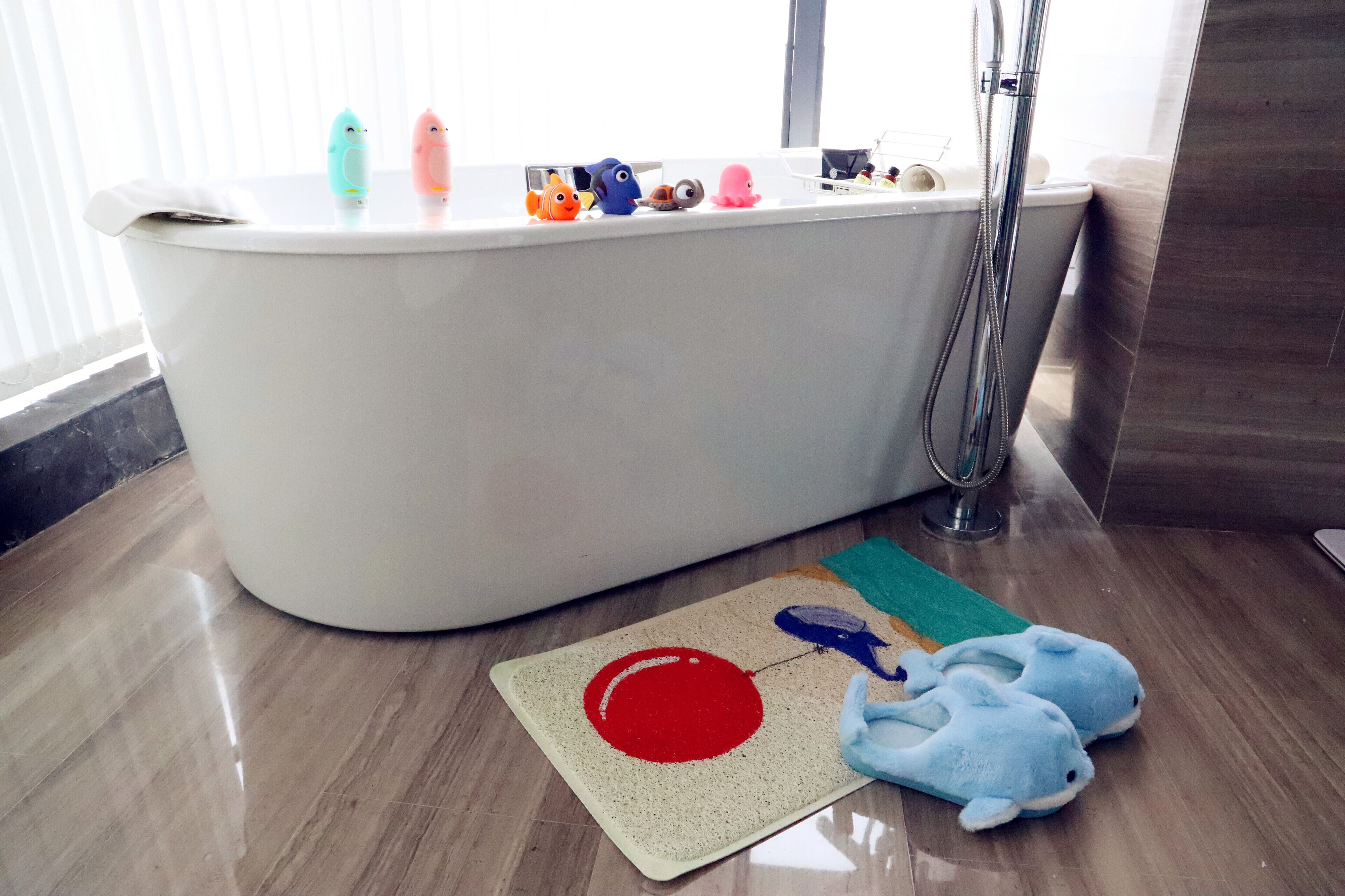Un baño con bañera, ducha y ventana.