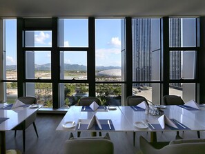 Breakfast and lunch served, international cuisine