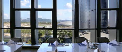 Breakfast and lunch served, international cuisine