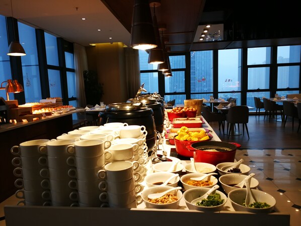 Tägliches Frühstücksbuffet gegen Gebühr