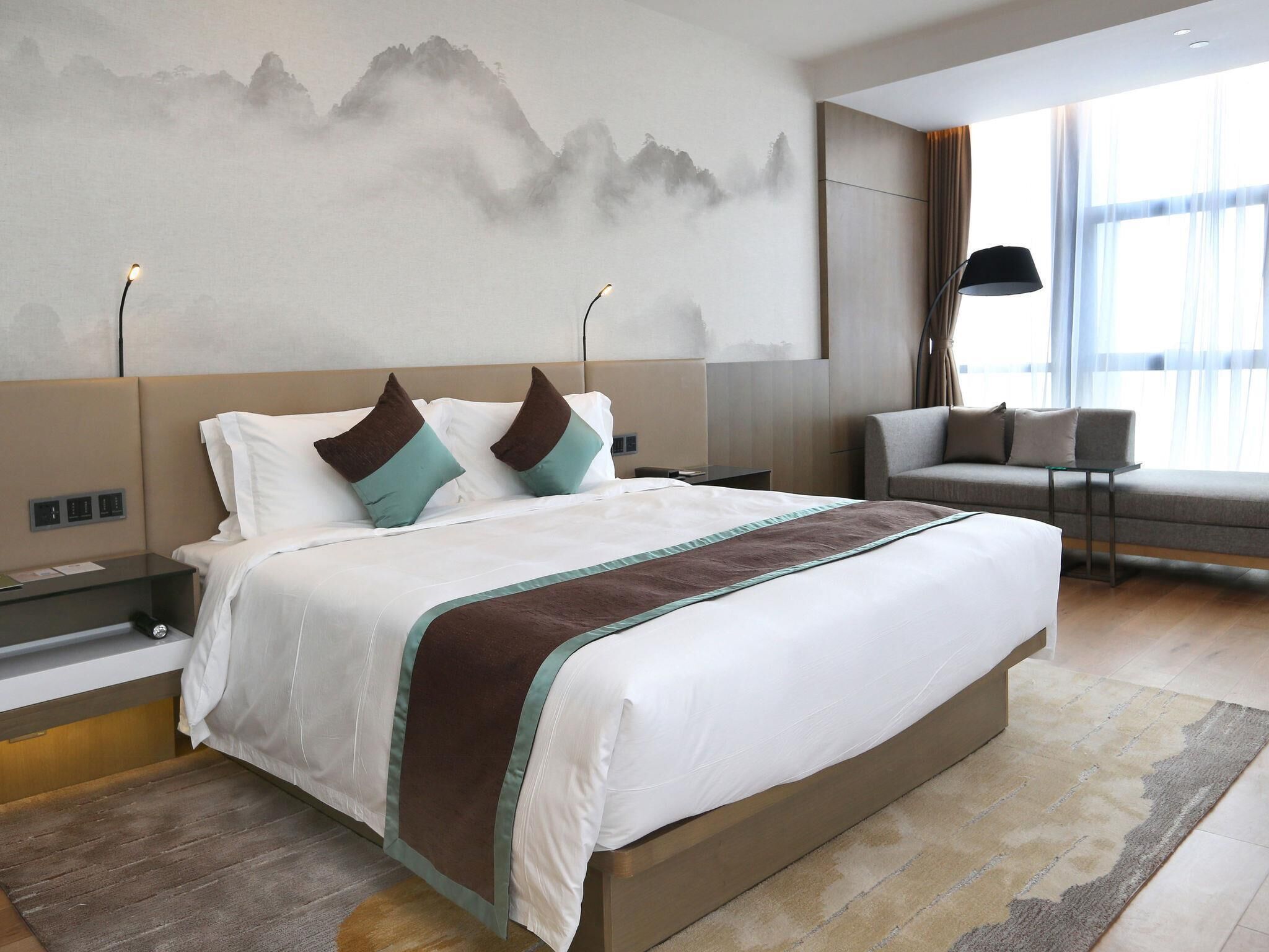 Free minibar items, desk, free WiFi, wheelchair access