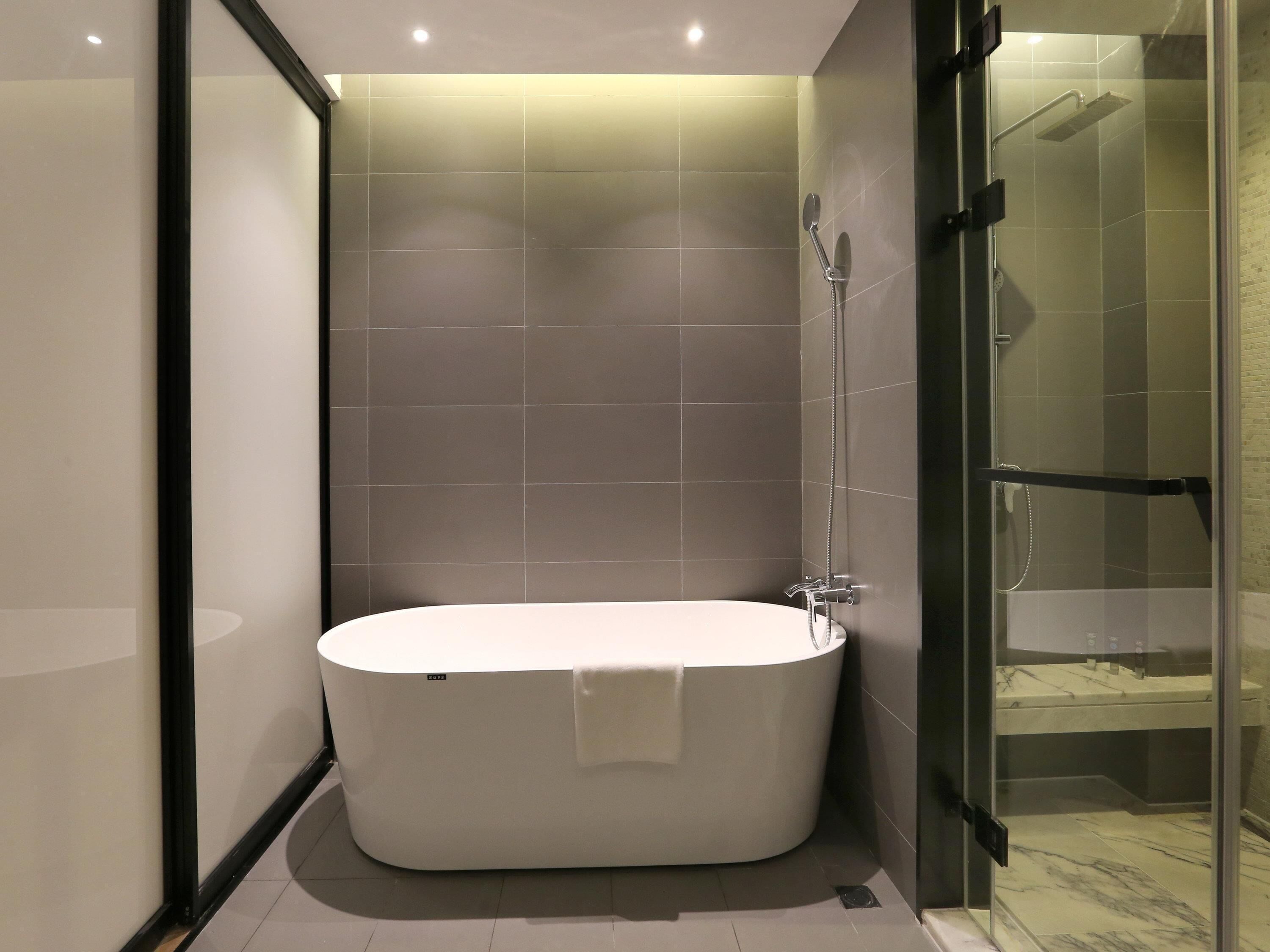 Deluxe Suite, 1 King Bed | Free minibar items, desk, free WiFi, wheelchair access