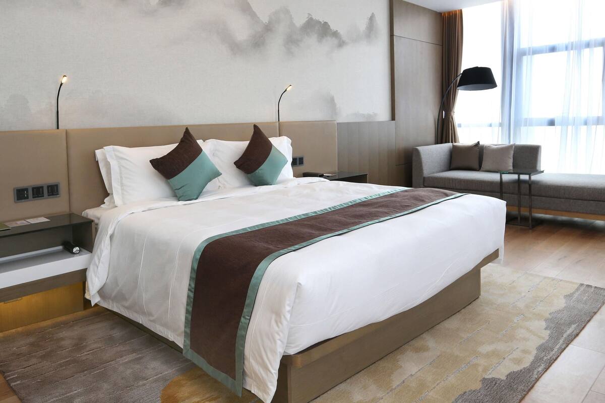 Standard Room, 1 King Bed | Minibar (some free items), desk, WiFi (free)