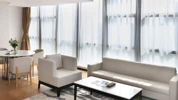 Een minibar met enkele gratis items, een bureau, gratis wifi