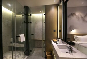 Standaard kamer, 1 kingsize bed | Badkamer | Gratis toiletartikelen, een haardroger, een bidet, handdoeken