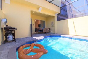 Piscine extérieure en saison, cabanas gratuites, parasols