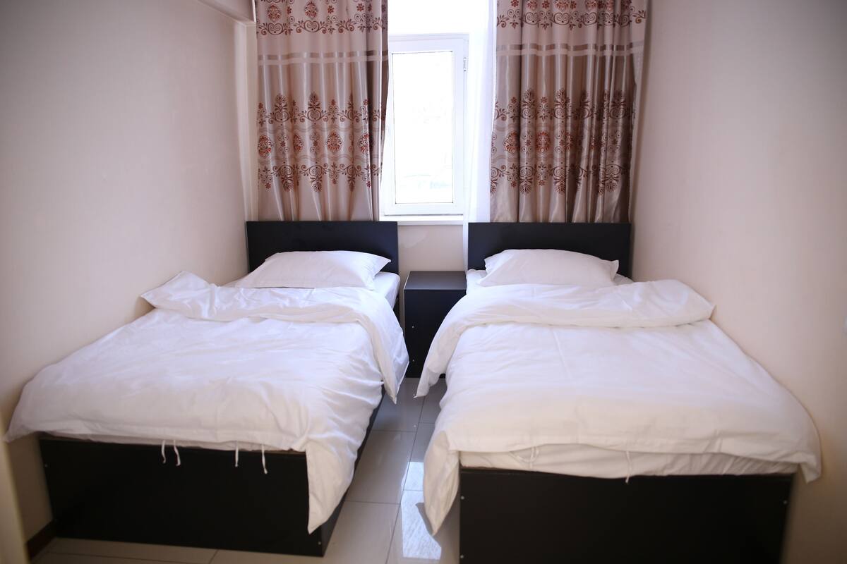 Tabla de planchar con plancha, cunas, wifi gratis y ropa de cama 
