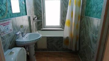 Superior Double Room | Bathroom | Free toiletries, hair dryer, towels