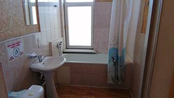 Family Quadruple Room | Bathroom | Free toiletries, hair dryer, towels