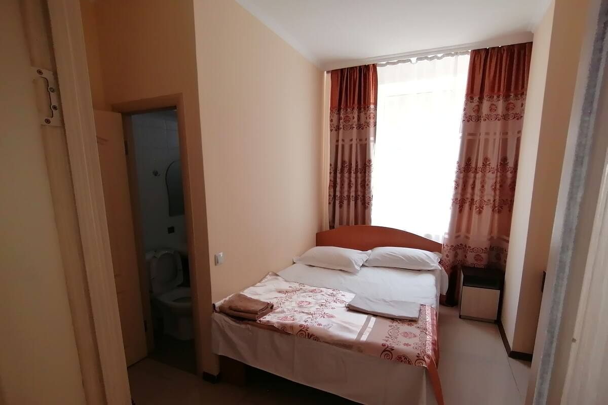Tabla de planchar con plancha, cunas, wifi gratis y ropa de cama 