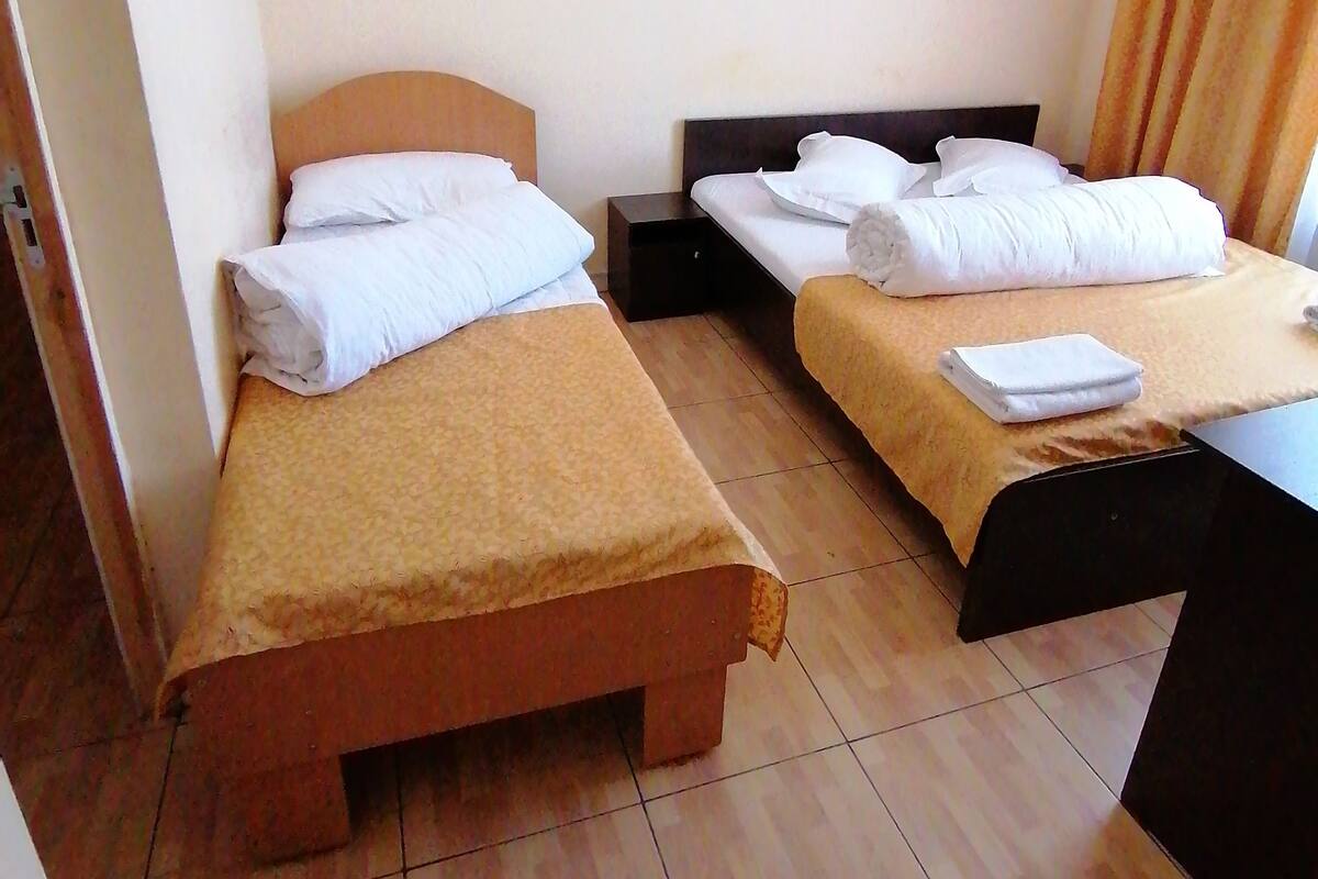 Tabla de planchar con plancha, cunas, wifi gratis y ropa de cama 