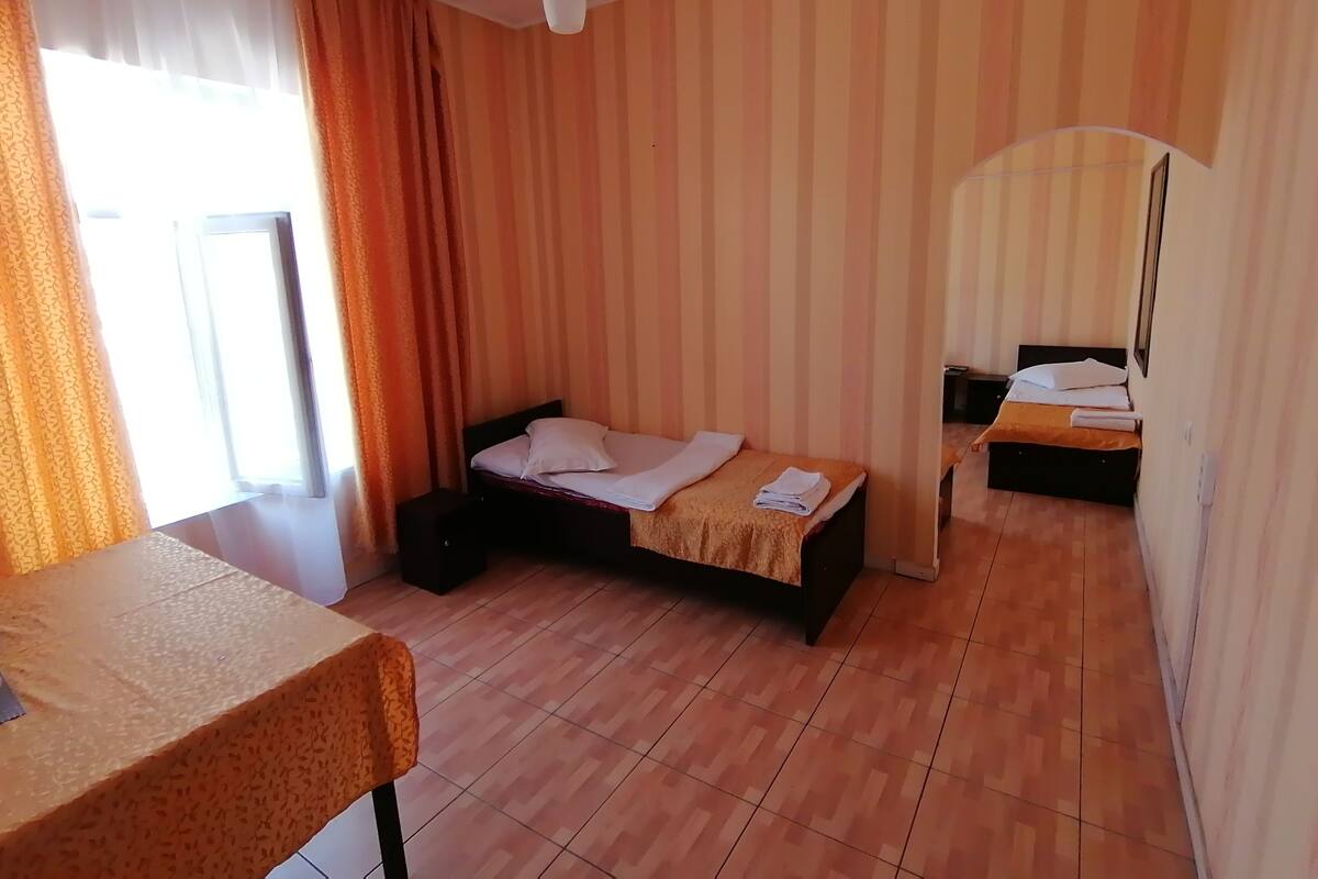 Tabla de planchar con plancha, cunas, wifi gratis y ropa de cama 